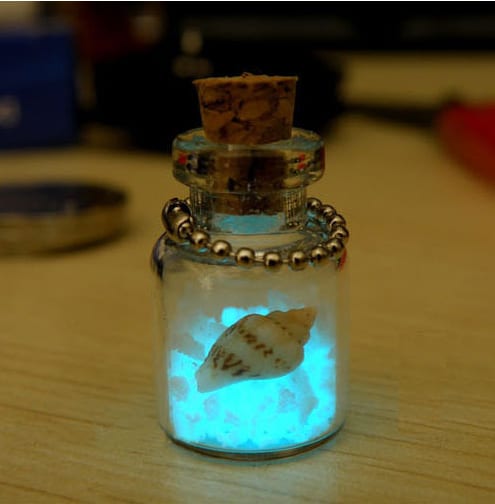 Glücksbringer aus Asien: Flasche mit fluoreszierendem Sand und Mini Muscheln …