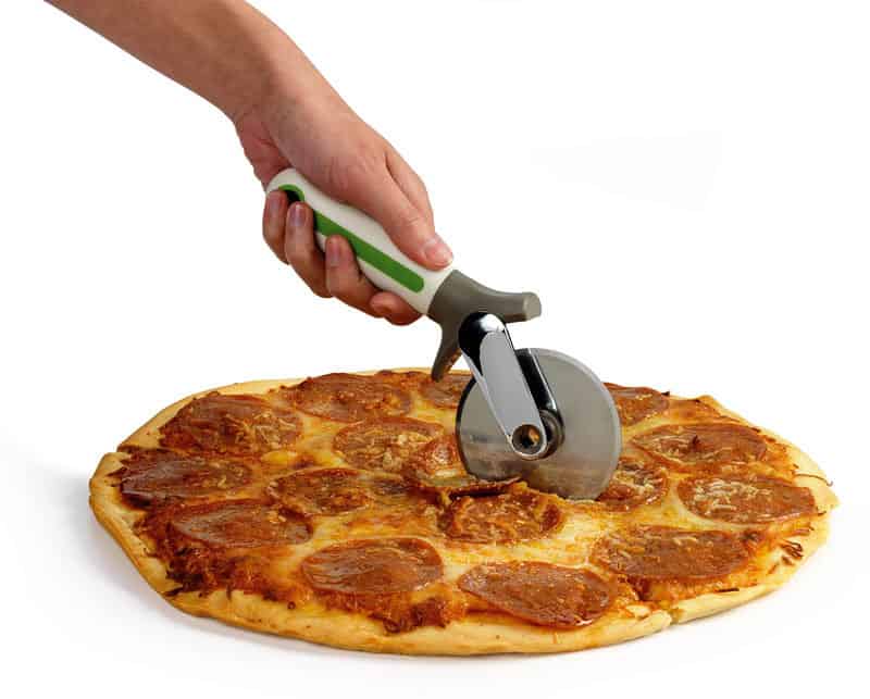 Selbstschärfendes Pizza Rollmesser? Der Chef’n FreshForce Pizzaschneider mit Klingenschutz und Schärfeinheit kann das!