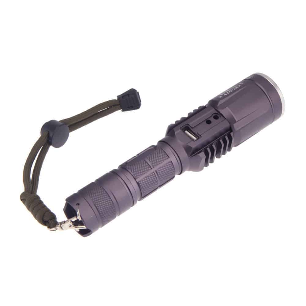 Die Taschenlampe (CREE XML T6 LED) mit USB-Anschluss zum Smartphone laden!