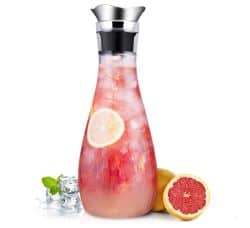 Tropffreie SUSTEAS 1,3 Liter Glas Karaffe mit Edelstahl Deckel für 15,49€